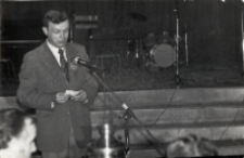 Prowadzący eliminacje wojewódzkie Konkursu Piosenki Radzieckiej w Obornickim Ośrodku Kultury, 16-17.02.1979 r. [Dokument ikonograficzny]