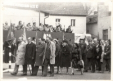 Pochód pierwszomajowy przed trybuną honorową w Obornikach Śląskich, 1.05.1979 r. [Dokument ikonograficzny]