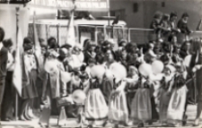 Przedszkolaki w strojach ludowych maszerują w pierwszomajowym pochodzie w Obornikach Śląskich, 1.05.1979 r. [Dokument ikonograficzny]