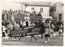 Harcerze ze Szczepu Nieprzetartego Szlaku z sanatorium w Siemianicach maszerują w pierwszomajowym pochodzie w Obornikach Śląskich, 1.05.1979 r. [Dokument ikonograficzny]
