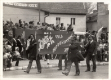 Koło środowiskowe Związku Socjalistycznej Młodzieży Polskiej maszeruje przed trybuną honorową w pierwszomajowym pochodzie w Obornikach Śląskich, 1.05.1979 r. [Dokument ikonograficzny]