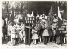 Dzieci ze szkoły w Urazie i Szkoły Podstawowej im. A. Mickiewicza w Pęgowie przed pochodem w Obornikach Śląskich, 1.05.1979 r. [Dokument ikonograficzny]