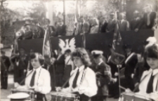Werblistki przed trybuną honorową pierwszomajowego pochodu w Obornikach Śląskich, 1.05.1979 r. [Dokument ikonograficzny]
