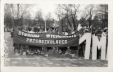 Uczennice ze Studium Wychowania Przedszkolnego przed wymarszem na pierwszomajowy pochód w Obornikach Śląskich, 1.05.1979 r. [Dokument ikonograficzny]
