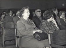 Widzowie Kina „Astra” podczas V Obornickich Spotkań Filmowo-Literackich, 8.06.1980 r. [Dokument ikonograficzny]