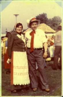 Przedstawiciele gminy Oborniki Śląskie podczas wojewódzkiego etapu turnieju „Kolorowe Wsie” w Oławie, gdzie Oborniki Śląskie zajęły pierwsze miejsce, 21.09.1980 r. [Dokument ikonograficzny]