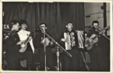 Występ zespołu uczestniczącego w eliminacjach wojew&oacute;dzkich XX Og&oacute;lnopolskiego Konkursu Piosenki Radzieckiej w Obornikach Śląskich, 28.02-1.03.1981 r. [Dokument ikonograficzny]