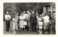 Zdjęcie zbiorowe uczestników wycieczki Klubu Seniora z Obornickiego Ośrodka Kultury do ogródków działkowych, 7.07.1981 r. [Dokument ikonograficzny]