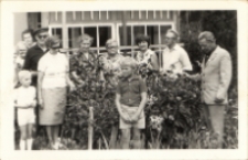 Spotkanie Klubu Seniora z Obornickiego Ośrodka Kultury przy altance na ogródkach działkowych, 7.07.1981 r. [Dokument ikonograficzny]