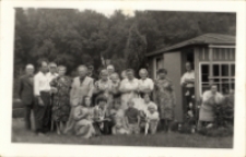 Seniorzy z Klubu Seniora z Obornickiego Ośrodka Kultury razem z wnukami przy altance na ogródkach działkowych, 7.07.1981 r. [Dokument ikonograficzny]