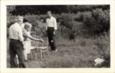 Plenerowe gry, zabawy i konkursy dla seniorów z Klubu Seniora z Obornickiego Ośrodka Kultury na ogródkach działkowych, 7.07.1981 r. [Dokument ikonograficzny]