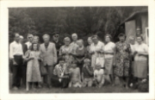 Członkowie Klubu Seniora z Obornickiego Ośrodka Kultury na wspólnym zdjęciu, 7.07.1981 r. [Dokument ikonograficzny]