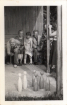 Gra w kręgle członków Klubu Seniora z Obornickiego Ośrodka Kultury do ogródków działkowych : kulą rzucają panowie, 7.07.1981 r. [Dokument ikonograficzny]