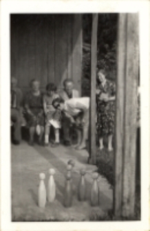 Gra w kręgle członków Klubu Seniora z Obornickiego Ośrodka Kultury do ogródków działkowych : kulą rzucają panie, 7.07.1981 r. [Dokument ikonograficzny]