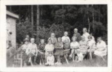 Pamiątkowe zdjęcie członków Klubu Seniora z Obornickiego Ośrodka Kultury pod lasem, 7.07.1981 r. [Dokument ikonograficzny]