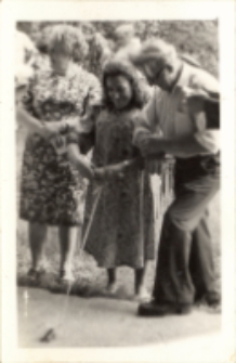 Gry i zabawy uczestników wycieczki Klubu Seniora z Obornickiego Ośrodka Kultury na ogródki działkowe : przeciąganie liny, 7.07.1981 r. [Dokument ikonograficzny]