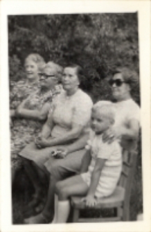 Odpoczynek Klubu Seniora z Obornickiego Ośrodka Kultury na świeżym powietrzu, 7.07.1981 r. [Dokument ikonograficzny]