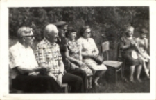 Seniorzy z Klubu Seniora z Obornickiego Ośrodka Kultury razem z działkowcami, 7.07.1981 r. [Dokument ikonograficzny]