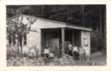 Świetlica na ogródkach działkowych odwiedzona przez uczestników wycieczki z Klubu Seniora z Obornickiego Ośrodka Kultury, 7.07.1981 r. [Dokument ikonograficzny]