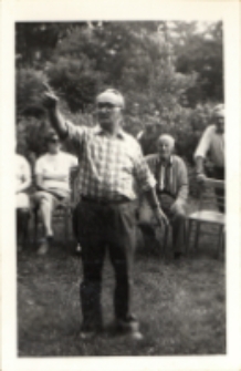 Kierownik ogródków działkowych i jednocześnie członek Klubu Seniora z Obornickiego Ośrodka Kultury p. Raduchowski, 7.07.1981 r. [Dokument ikonograficzny]