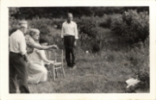 Gra w bule uczestników wycieczki Klubu Seniora z Obornickiego Ośrodka Kultury do ogródków działkowych, 7.07.1981 r. [Dokument ikonograficzny]