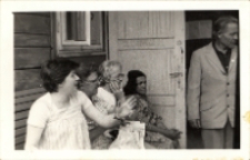 Rozmowy uczestników wycieczki Klubu Seniora z Obornickiego Ośrodka Kultury przy altance na ogródkach działkowych, 7.07.1981 r. [Dokument ikonograficzny]