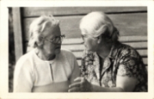 Rozmowa dwóch pań z Klubu Seniora z Obornickiego Ośrodka Kultury na ławce na ogródkach działkowych, 7.07.1981 r. [Dokument ikonograficzny]