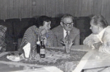 Spotkanie w Kole Amator&oacute;w Plastyki Obornickiego Ośrodka Kultury, podczas kt&oacute;rego omawiano przygotowania do wojew&oacute;dzkiego przeglądu plastyki amatorskiej, kwiecień 1982 r. [Dokument ikonograficzny]