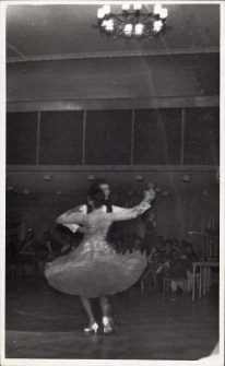 Pokaz tańca towarzyskiego podczas inauguracji roku oświatowo-kulturalnego 1982/1983 w Obornickim Ośrodku Kultury, wrzesień 1982 r. [Dokument ikonograficzny]