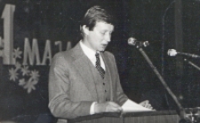 Akademia pierwszomajowa w Obornickim Ośrodku Kultury, podczas której przemawia Wiesław Ruciński, I sekretarz Komitetu Miejsko-Gminnego PZPR, 1.05.1982 r. [Dokument ikonograficzny]