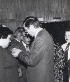 Naczelnik Miasta i Gminy Oborniki Śląskie Franciszek Augiewicz dekoruje odznaczeniem Halinę Godowską podczas akademii pierwszomajowej w Obornickim Ośrodku Kultury, 1.05.1982 r. [Dokument ikonograficzny]