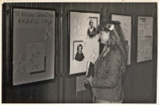 Dyrektor Obornickiego Ośrodka Kultury Halina Pietrzak ogląda wystawę zorganizowaną przez bibliotekę publiczną &bdquo;191. Rocznica uchwalenia Konstytucji 3 Maja&rdquo; w Obornickim Ośrodku Kultury, 3.05.1982 r. [Dokument Ikonograficzny]