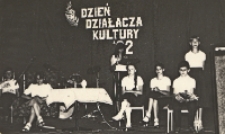 Montaż poetycko-muzyczny przygotowany przez młodzież wsp&oacute;lnie z biblioteką publiczną z okazji Dnia Matki i Dnia Działacza Kultury w Obornickim Ośrodku Kultury, 26.05.1982 r. [Dokument Ikonograficzny]