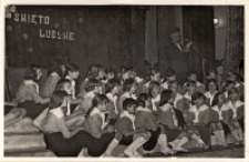 Występ Harcerskiego Zespołu Artystycznego &bdquo;Drużyna&rdquo; z okazji Święta Ludowego w Obornickim Ośrodku Kultury, 30.05.1982 r. [Dokument ikonograficzny]