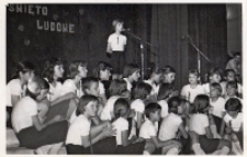 Występ uczniów ze Zbiorczej Szkoły Gminnej w Obornikach Śląskich z okazji Święta Ludowego w Obornickim Ośrodku Kultury, 30.05.1982 r. [Dokument ikonograficzny]