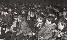 Program &bdquo;Charaktery&rdquo; dla najmłodszej publiczności z okazji Dnia Dziecka w sali widowiskowej Obornickiego Ośrodka Kultury, 1.06.1982 r. [Dokument ikonograficzny]