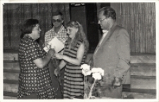 Wręczenie Halinie Godowskiej dyplomu za osiągnięcia w dziedzinie malarstwa w Dniu Działacza Kultury w Obornickim Ośrodku Kultury, 5.06.1982 r. [Dokument ikonograficzny]