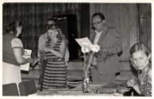 Dyrektor ośrodka kultury Tadeusz Braszka wręcza dyplomy i nagrody z okazji Dnia Działacza Kultury w Obornickim Ośrodku Kultury, 5.06.1982 r. [Dokument ikonograficzny]