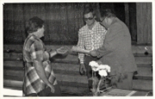Sala Obornickiego Ośrodka Kultury : dyrektor ośrodka Tadeusz Braszka (z prawej) wręcza dyplom z okazji Dnia Działacza Kultury, 5.06.1982 r. [Dokument ikonograficzny]