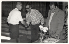 Wręczanie dyplomów i nagród z okazji Dnia Działacza Kultury w sali Obornickiego Ośrodka Kultury najbardziej zaangażowanym działaczom, 5.06.1982 r. [Dokument ikonograficzny]