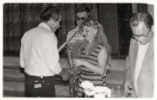 Wręczanie dyplomów i nagród w sali Obornickiego Ośrodka Kultury z okazji Dnia Działacza Kultury, 5.06.1982 r. [Dokument ikonograficzny]