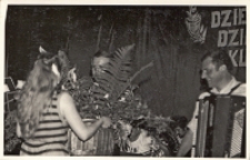 Zabawa taneczna podczas Dnia Działacza Kultury w Obornickim Ośrodku Kultury, 5.06.1982 r. [Dokument ikonograficzny]