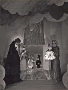 Występ Teatru Lalek w Obornickim Ośrodku Kultury ze spektaklem na motywach baśni H. Ch. Andersena „Baśń o poecie”, 12.07.1982 r. [Dokument ikonograficzny]