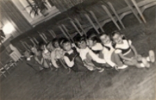 Zajęcia taneczne najmłodszej grupy w sekcji baletowo-rytmicznej w Obornickim Ośrodku Kultury, 24.01.1972 r. (fot. 1) [Dokument ikonograficzny]