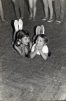 Zajęcia taneczne najmłodszej grupy w sekcji baletowo-rytmicznej w Obornickim Ośrodku Kultury, 24.01.1972 r. (fot. 2) [Dokument ikonograficzny]