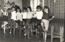 Zajęcia taneczne najmłodszej grupy w sekcji baletowo-rytmicznej w Obornickim Ośrodku Kultury, 24.01.1972 r. (fot. 3) [Dokument ikonograficzny]