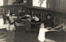 Zajęcia taneczne najmłodszej grupy w sekcji baletowo-rytmicznej w Obornickim Ośrodku Kultury, 24.01.1972 r. (fot. 4) [Dokument ikonograficzny]