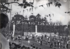 Wielki festyn dziecięcy z okazji międzynarodowego Dnia Dziecka pod hasłem „Zawsze niech będzie słońce” dla wszystkich mieszkańców miasta i okolic, 4.06.1972 r. [Dokument ikonograficzny]