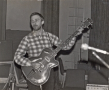 Jacek Gęsior podczas próby w Obornickim Ośrodku Kultury przed występem na Rock Session w Brzegu Dolnym, 24.02.1983 r. [Dokument ikonograficzny]