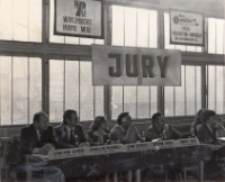 Jury Turnieju Rodzin, zorganizowanego przy współpracy Obornickiego Ośrodka Kultury w hali sportowej OSiR, 20.03.1983 r. [Dokument ikonograficzny]